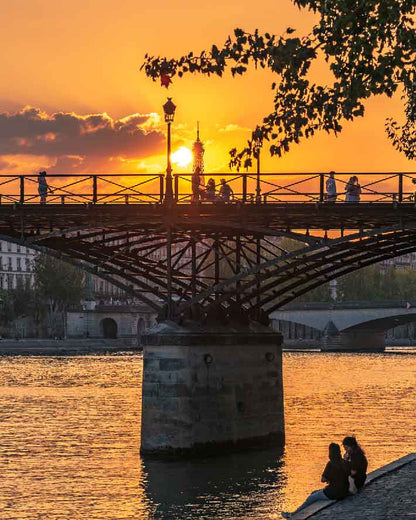 Enamorados a orillas del Sena en París